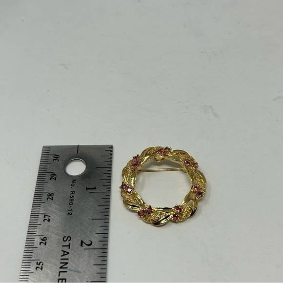 Vintage Gerry's Small Gold Tone Leaf Wreath Brooch with Pink Rhinestones - Picture 4 of 5